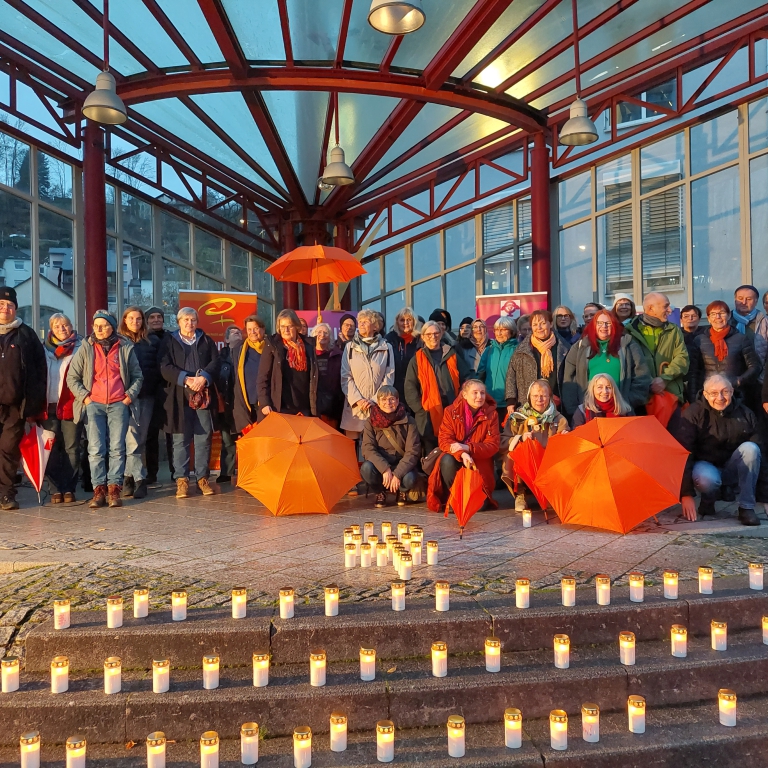 Veranstaltungsteilnehmende mit Lichtermeer