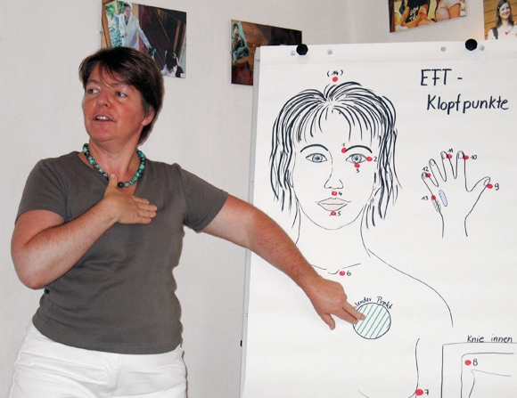 Eine Frau steht an einem Flipchart